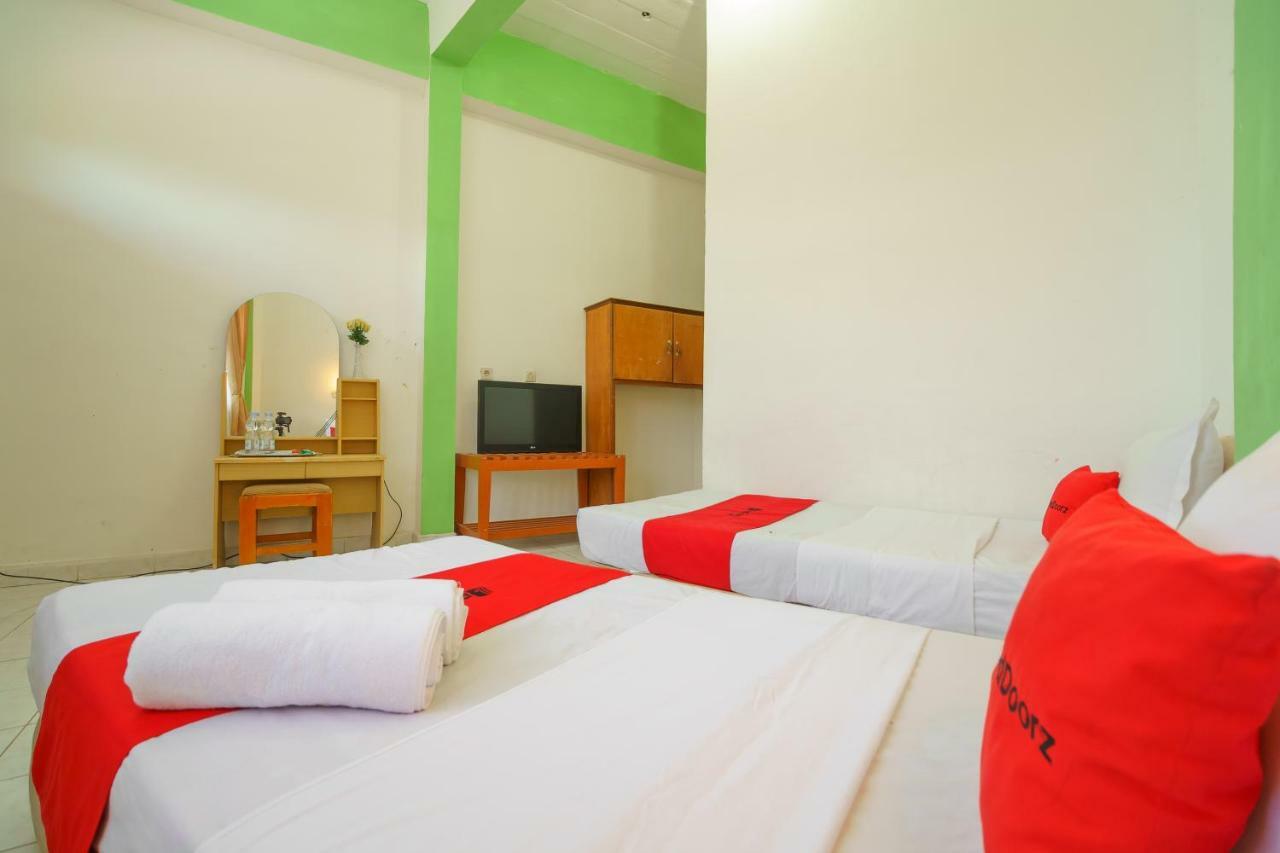 Reddoorz @ Tuktuk Danau Toba Hotell Exteriör bild